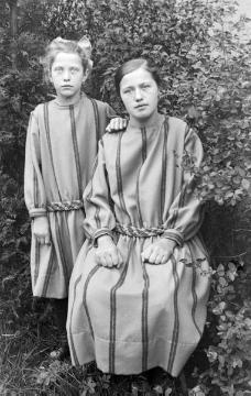 Maria und Maria Ferdinande Brunert, Töchter des Lehrers Brunert in Kirchrarbach - undatiert, um 1922?