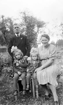 Verwandtschaft Franz Dempewolff: Johann Ehling und Familie zu Gast auf der Silberhochzeit seiner Eltern August und Emma Ehling - Netphen 1941