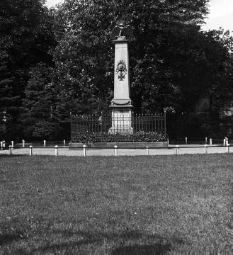 Grünanlage mit Kriegerdenkmal, am 21.10.1888 am Lohtor in Recklinghausen enthüllt. Heutiger Standort Bismarckplatz 

