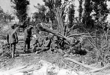 Kriegsschauplatz Westflandern 1914-1918, "Ypernschlacht": Deutsche Soldaten während der Rast im Park des zerstörten Schlosses Hollebeke südlich Ypern, 1914