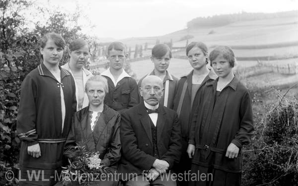 12_123 Slg. Franz Dempewolff: Dorfleben im Schmallenberger Sauerland 1912-1940er Jahre