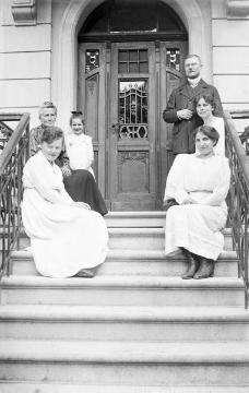 Joseph und Josephine Peitz (rechts) mit Adoptivtochter Maria (links) und Sommergästen auf ihrem Hof in Schmallenberg-Ebbinghof, 1919