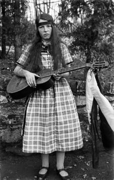 Wandervogel-Mädchen mit Gitarre aus der Familie Geuecke [vgl.12_295], undatiert, um 1925?