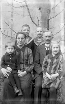 Verwandtschaft Franz Dempewolff: Schwager Hermann Weber, Bruder von Gattin Johanna Maria Dempewolff, und Familie aus Netphen-Mausthal, 1928