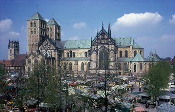 Blick vom Regierungsgebäude: St. Paulus-Dom mit Wochenmarkt