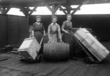 Frauenarbeit im 1. Weltkrieg: Lastenträgerinnen am Güterbahnhof Recklinghausen