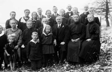 Silberhochzeit Franz und Johanna Maria Dempewolff, Wormbach, November 1925 - das Paar mit Verwandten und seinen neun Kindern, vorn Mitte die jüngsten, Karl und Maria Elisabeth