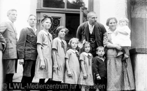 12_198 Slg. Franz Dempewolff: Dorfleben im Schmallenberger Sauerland 1912-1940er Jahre