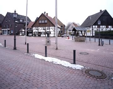 Recklinghausen-Suderwich, Ortszentrum: Ehemaliger Dorfplatz mit Dorfbrunnen und Nostalgielaternen "Am Alten Kirchplatz"