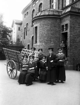 Frauenarbeit im 1. Weltkrieg: Postbotinnen mit Paketwagen in Recklinghausen