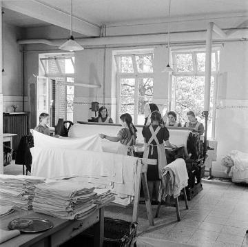 Erziehungsanstalt Marienburg, Arbeitsdienst; Mädchen beim Heißmangeln von Wäsche