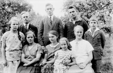 Familie Franz Dempewolff, Wormbach: Die Kinder im Sommer 1927 - Fritz, Josef, Franz und Karl mit ihren Schwestern Martha, Emma, Helene, Maria-Elisabeth und Johanna