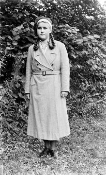 "Mädchen aus Warstein", 1932 - Freundin von Martha Dempewolff, Tochter des Wormbacher Lehrers Franz Dempewolff [vgl. 12_106]