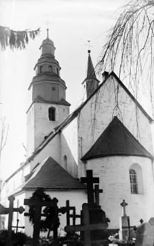 Wormbach, Peter und Paul-Kirche im Dezember 1930 - Ansicht von Osten mit Kirchfriedhof und neuer Sakristei