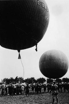 Startvorbereitung der Freiballone "Bielefeld" und "Münsterland II" auf einem Freigelände in Münster, wahrscheinlich bei Gasthaus Vennemann auf der Geist, um 1937? (Original ohne Titel, undatiert)