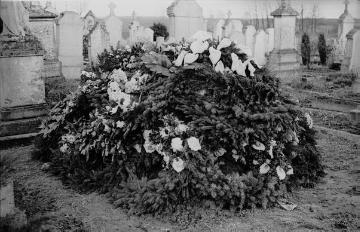 Friedhof Nottuln, Grabstätte von Robert Rhode sen. (1879-1947), Nottulner Bürger und Fabrikant, Mitinhaber der örtlichen Strumpffabrik Gebr. Rhode