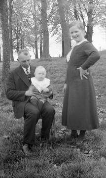 Familie Franz Dempewolff, Wormbach, Mai 1937: Tochter Emma mit Ehemann Johannes Vogt und Sohn Gregor