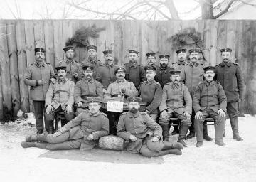 Erster Weltkrieg, Ostfront: Mannschaftsporträt mit Franz Dempewolff (mittlere Reihe, 4. von links),  Lehrer aus dem sauerländischen Schmallenber-Wormbach, Rusland, 1915