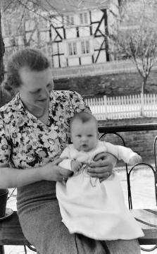 Familie Franz Dempewolff, Mai 1940: Tochter Johanna (verh. Thiergarten) mit Baby Hannegrete, ansässig in Lippstadt - später als Kriegswitwe Rückkehr zu den Eltern nach Fredeburg
