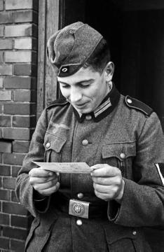 Soldaten im Heimaturlaub, Soldat mit einem Brief