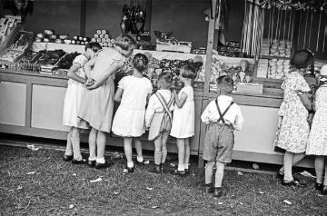 Kirmestag, Kinder vor einem Stand mit Süßigkeiten