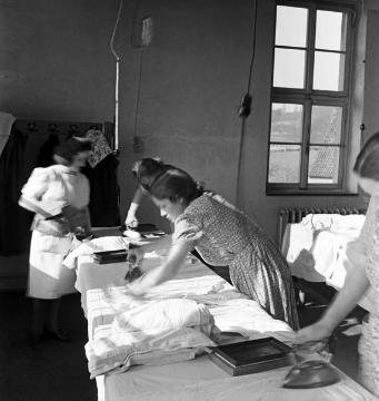 Provinzial-Heilanstalt Lengerich, 1950 - Beschäftigungstherapie: Patientinnen beim Arbeitsdienst in der Büglerei.
