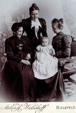 Henriette Bukes mit Tochter, Enkelin und Urenkelin - Familie des Lehrers Franz Joseph Bukes aus Wiedenbrück (Papierfotografie)