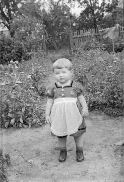 Kind der Familie "Jos. Schulte" aus Schmallenberg-Felbecke, 1936