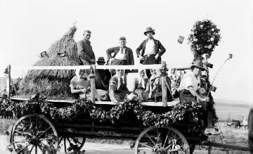 Erntedankfest im Hawerland 1934: Festwagen Harbecke mit dem Thema Erntearbeiter in der Mittagspause
