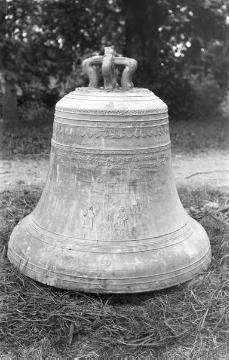 Kleine Glocke der St. Peter und Paul-Kirche zu Wormbach, am 16. September 1918 vom Kirchturm geworfen und zum Abtransport  für die Kriegsmetallsammlung des Ersten Weltkrieges bereitgestellt, doch nie abgeholt