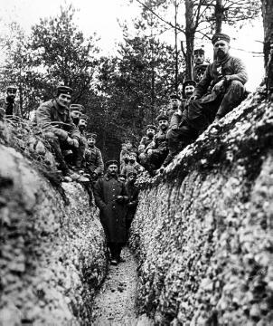 Kriegsschauplatz Argonnen/Frankreich um 1916: Deutscher Schützengraben