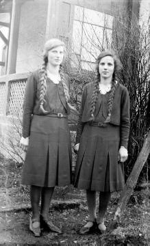 Luise und Margarete Reinartz, Töchter des Lehrers Johannes Reinartz, Frielinghausen 1931