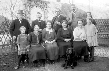 Namenstag 1927: Lehrer Franz Dempewolff (nicht im Bild) und Kollegium nebst Ehefrauen zu Gast bei Lehrer Joseph Schlüter, Fleckenberg