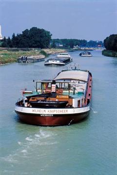 100 Jahre Dortmund-Ems-Kanal: Frachtschiff Wilhelm Knipscheer auf dem Weg zu einem Schiffskorso anlässlich der Jubiläumsfeier