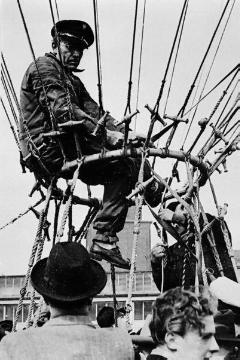 Freiballonführer Wilhelm Rathkamp während der Startvorbereitungen auf dem Gelände der Halle Münsterland (?), undatiert, 1950er Jahre
