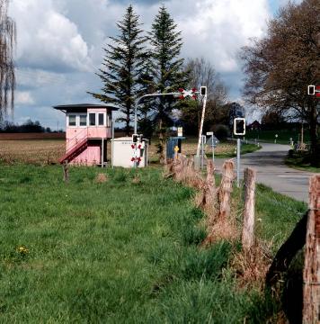 Rosa Bahnwärterposten am Bahnübergang Weskerhok (Bü km 42,714) südöstlich Reken, aufgenommen anlässlich der Fotodokumentation des Bewerberprojektes "BahnLandLust, Zukunftsschiene Coesfeld - Reken - Dorsten" der Regionale 2016