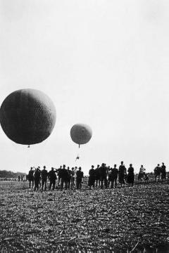 Start der Freiballone "Bielefeld" und "Münsterland II" auf einem Freigelände in Münster, wahrscheinlich bei Gasthaus Vennemann auf der Geist, um 1937? (Original ohne Titel, undatiert)