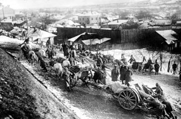 Kriegsschauplatz Rumänien 1916: Kolonne der türkischen Artillerie am Fluss Sereth [vermutlich bei der Stadt Siret]