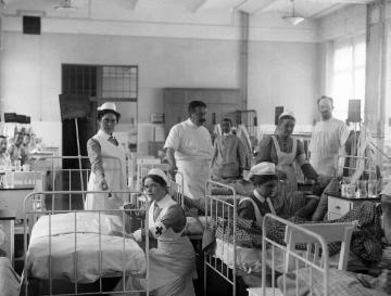 Kriegsjahr 1914: Behandlung verwundeter Soldaten in einem Berliner Lazarett