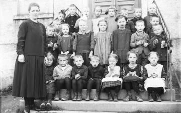 Schule Wormbach,  Mai 1927 - Unterklasse mit Lehrerin Grebe und Maria-Elisabeth Dempewolff (zweite Reihe, 2. v. l.), jüngste Tochter des Wormbacher Lehrers Franz Dempewolff