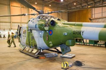 Princess Royal-Kaserne, Gütersloh - Standort eines britischen Heeresflieger-Regimentes: Blick in die Maschinenwartungshalle, Wartungsarbeiten an einem Helikopter des Typs Lynx AH-7