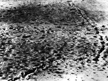 Kriegsschauplatz Somme (Frankreich) 1916: Zerbombtes Gelände mit vorrückenden Soldaten [wahrscheinlich Luftaufklärung]