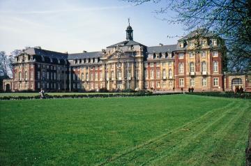 Das Residenzschloss, Hauptfront: Gesamtansicht mit Vorplatz - Barockbau von Johann Conrad Schlaun, Bj. 1767-1787, seit 1954 Westfälische Wilhelms-Universität