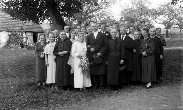 Familie Franz Dempewolff, Wormbach, September 1935: Hochzeit von Tochter Emma und Johannes Vogt - neben dem Bräutigam: die Brauteltern Johanna Maria und Franz Dempewolff