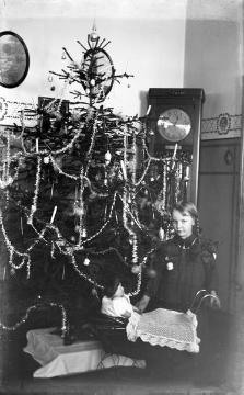 Familie Franz Dempewolff, Wormbach, Weihnachten 1926: Tochter Maria-Elisabeth mit Puppenwagen