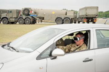 Militärübung der britischen Armee: Training im Steuern eines Fahrzeugs ohne Sicht - Princess Royal-Kaserne, Gütersloh