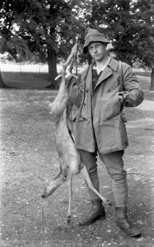 Familie Franz Dempewolff, Wormbach: Sohn Fritz, frischgebackener Jäger, "mit seinem ersten Bock", Juni 1926