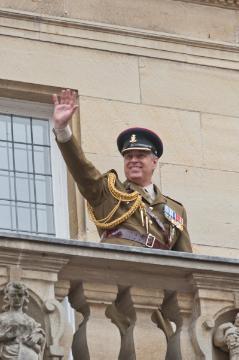 Abzug der letzten Britischen Streitkräfte aus Münster am 4. Juli 2013: HRH Andrew, The Duke of York, grüßt vom Balkon des Stadtweinhauses während der Abschiedsparade des 1st Battalion The Yorkshire Regiment auf dem Prinzipalmarkt
