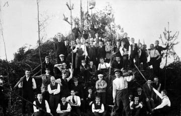 Herbstbrauch in Gütersloh - das Oktoberfeuer: Der Helfertrupp vor dem halbfertigen Holzstoß an der Feuerstelle, 1913