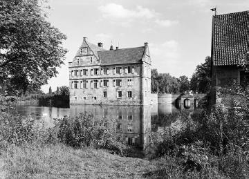 Haus Hülshoff: Westansicht des Herrenhauses mit Gräfte und Zufahrtsbrücke